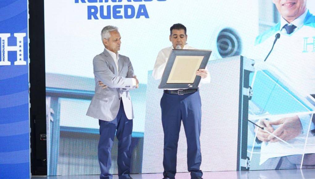 Reinaldo Rueda, DT de Honduras, recibió un reconocimiento por su ayuda en los huracanes Eta e Iota que golpearon al país en octubre y noviembre del 2020.