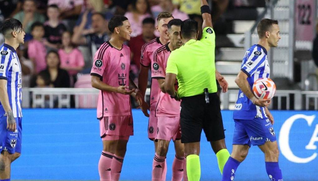 El árbitro Walter López también expulsó al hondureño David Ruiz y eso provocó el enfado de jugadores del Inter Miami.