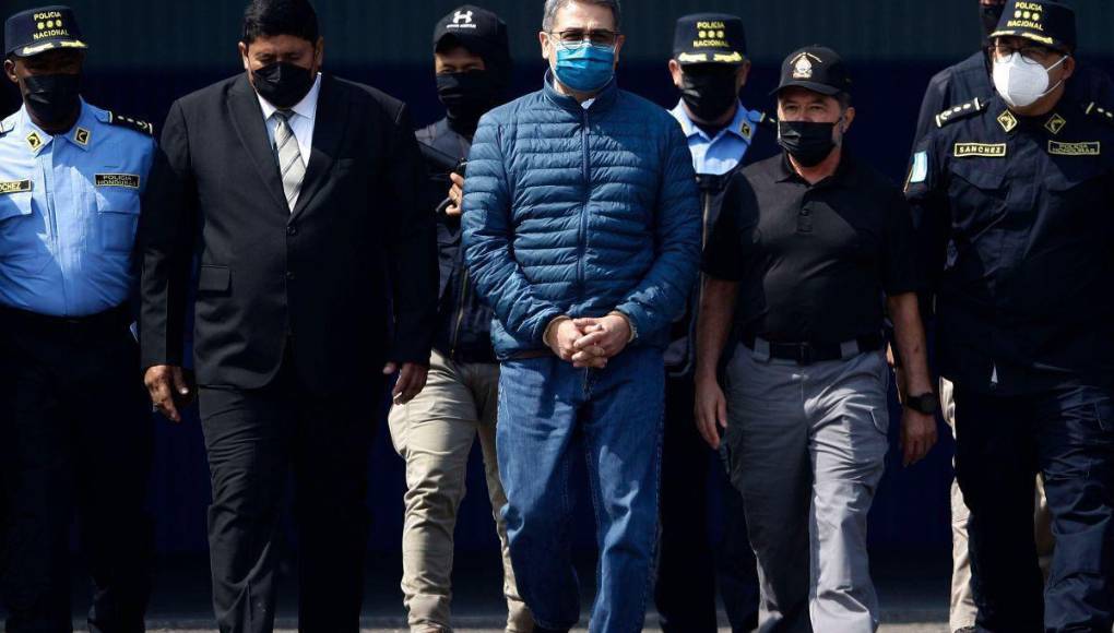 Luego, el sexto testigo de la fiscalía, identificado con el seudónimo de “Luis Pérez”, exmiembro del Cartel de Sinaloa, reveló que los Valle Valle le pidieron armas para el plan de asesinar a Juan Orlando Hernández, sin embargo, dijo que se negó. 