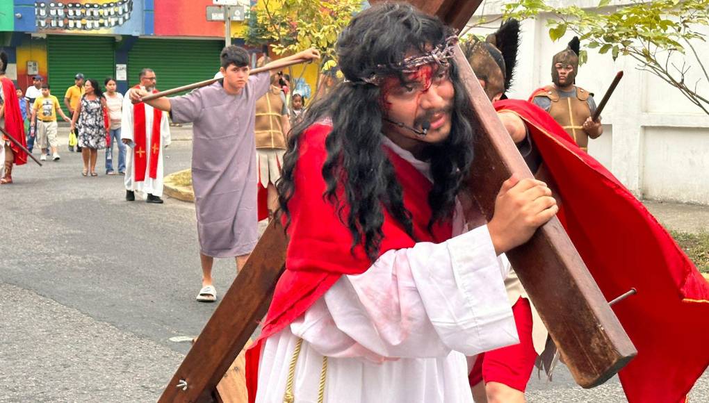 Personas de todas las edades participaron en el camino de la cruz y familias completas reflexionaron en cada una de las 14 estaciones.