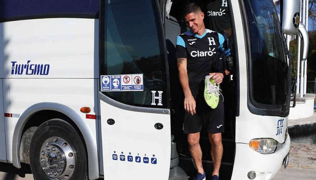 El argentino Jonathan Rougier, naturalizado hondureño, se mostró emocionado al vestir por primera vez la camiseta de la Selección de Honduras.