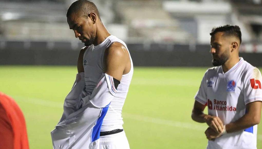 Jerry Bengtson salió descontento tras el 0-0 del Olimpia en casa ante Olancho FC.