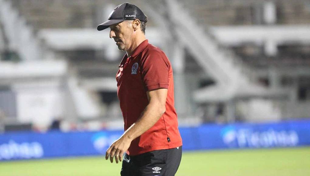 Pedro Troglio fue expulsado en la recta final del juego y armó su show. 