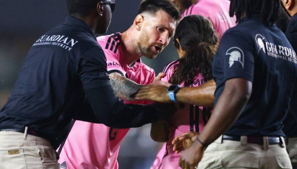 Los elementos de seguridad buscaban a la joven mientras que Messi les pedía que la trataran con menos violencia.