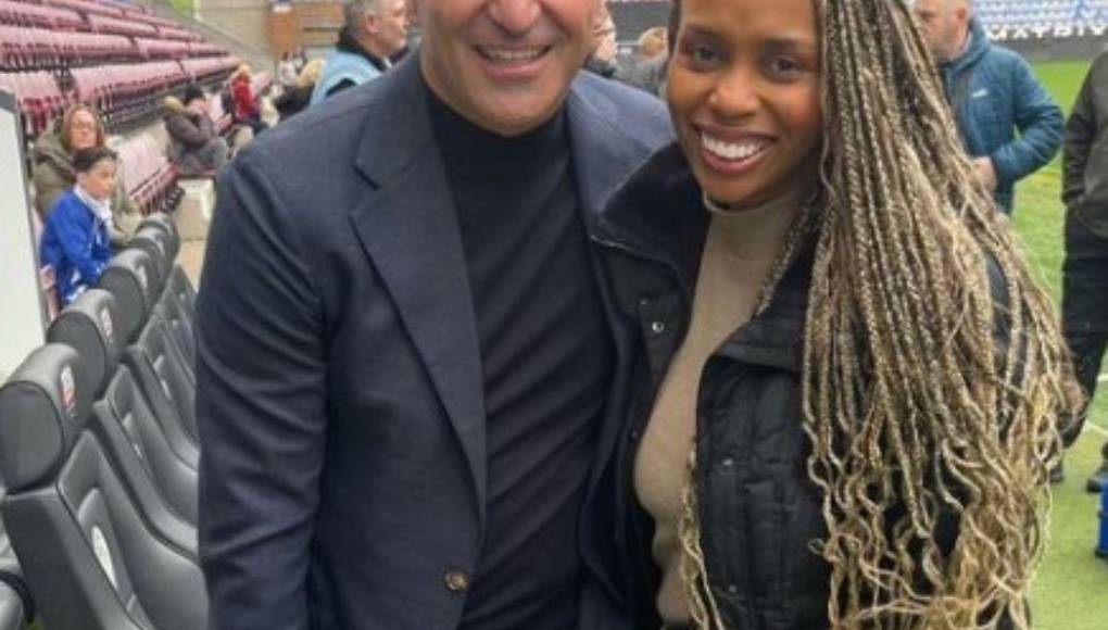 Sandra Norales es la esposa de Maynor Figueroa. Ella no desaprovechó el momento para sacarse una postal con su amigo Roberto Martínez.