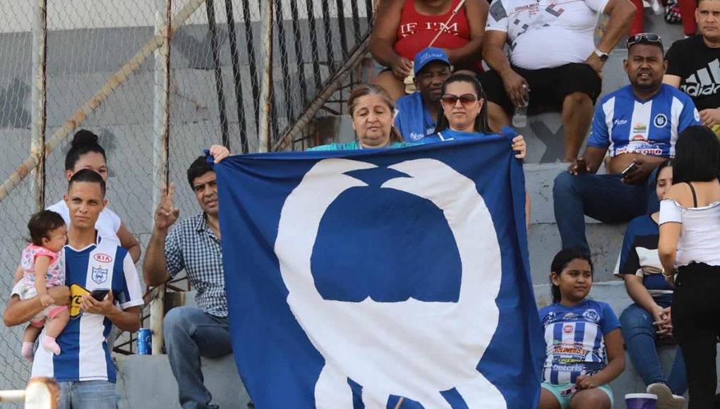 Aficionados del Victoria también acompañaron a su equipo.