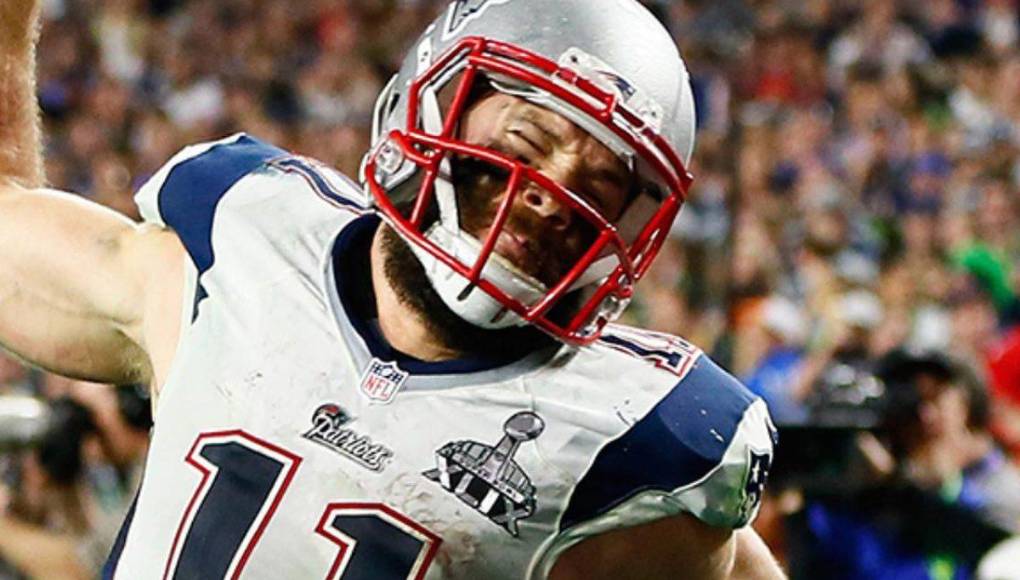 Se retiró del futbol profesional en 2021 y nació en Redwood City, California. 