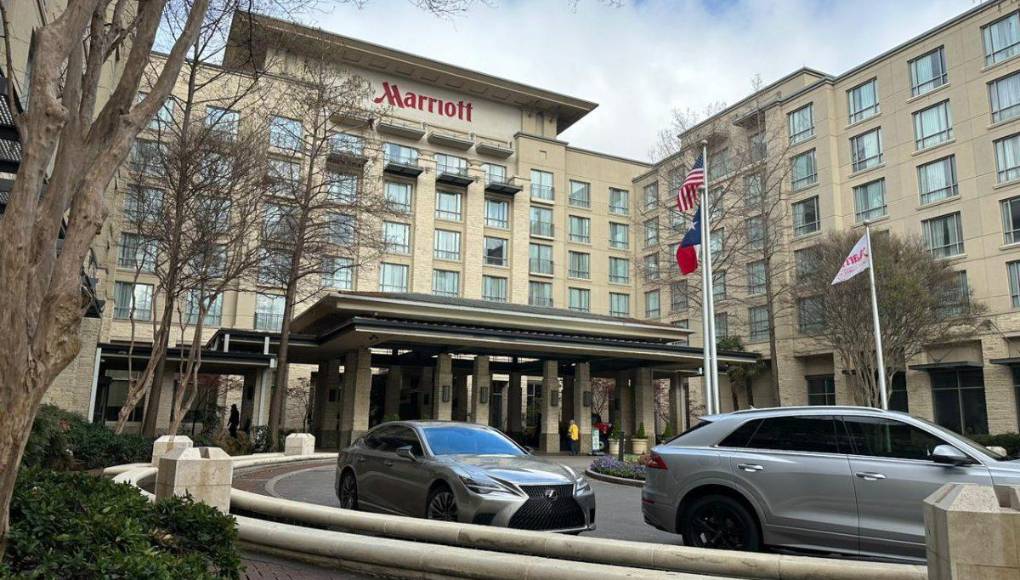 En los alrededores se encuentran tiendas lujosas, edificios de oficina y una fuente de agua con una Laguna artificial, uno de los mayores atractivos de la ciudad. 