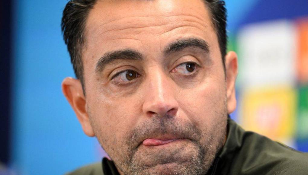 Después de haber anunciado a finales de enero que dejaría su puesto al término de la temporada, el entrenador del FC Barcelona, Xavi Hernández, seguirá el próximo curso en el banquillo de su club de siempre.