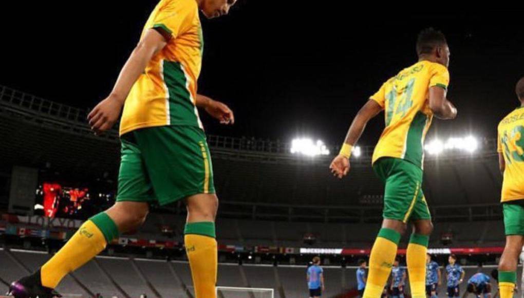 “Con inmensa tristeza anunciamos que el jugador de los Kaizer Chiefs, <b>Luke</b> Fleurs, perdió de forma trágica la vida la pasada noche durante un intento de robo de su vehículo en Johannesburgo”, escribió el club en las redes sociales.