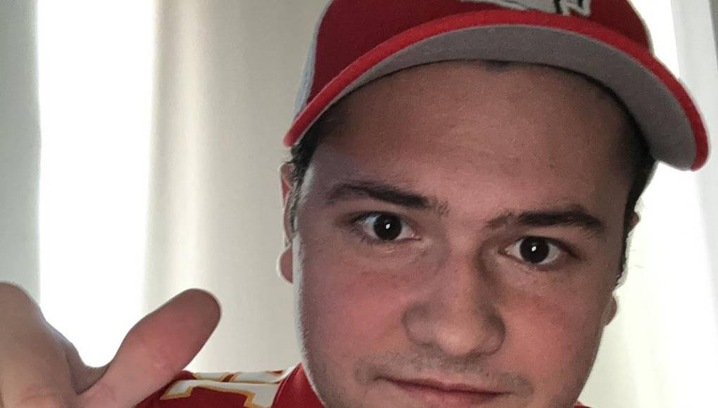 Santiago Padilla es un influencer que ha intentado conquistar a Mariana al saber que la chica terminó la relación con Emanuel Villa. 