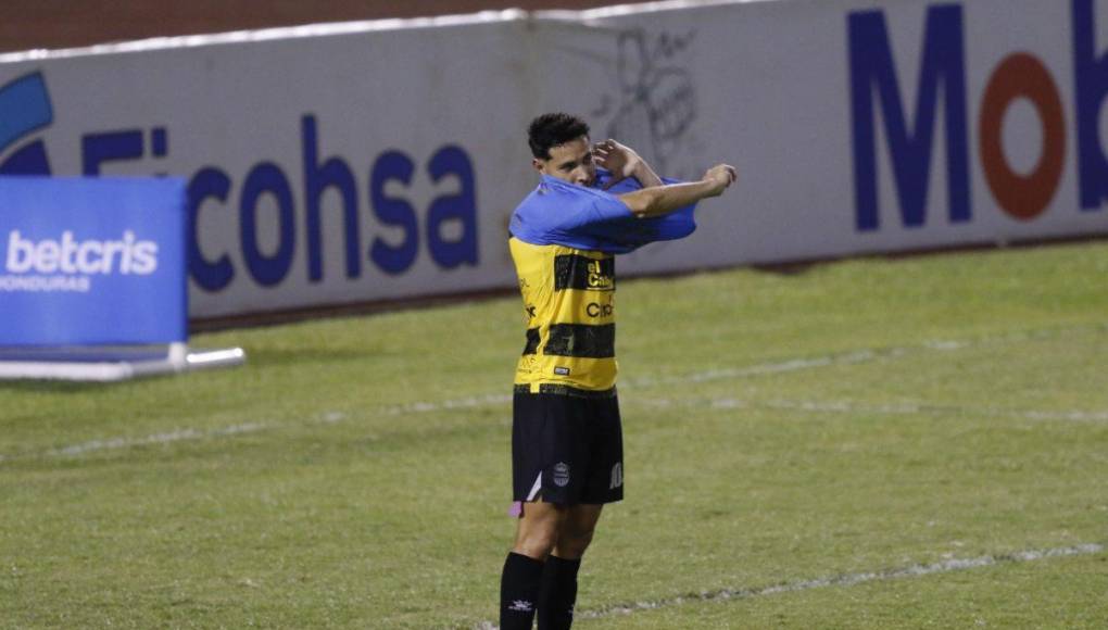 El mediocampista Jhow Benavídez asumió el reto de ser el portero de Real España en el cierre de partido ante el Génesis en el estadio Olímpico de San Pedro Sula.