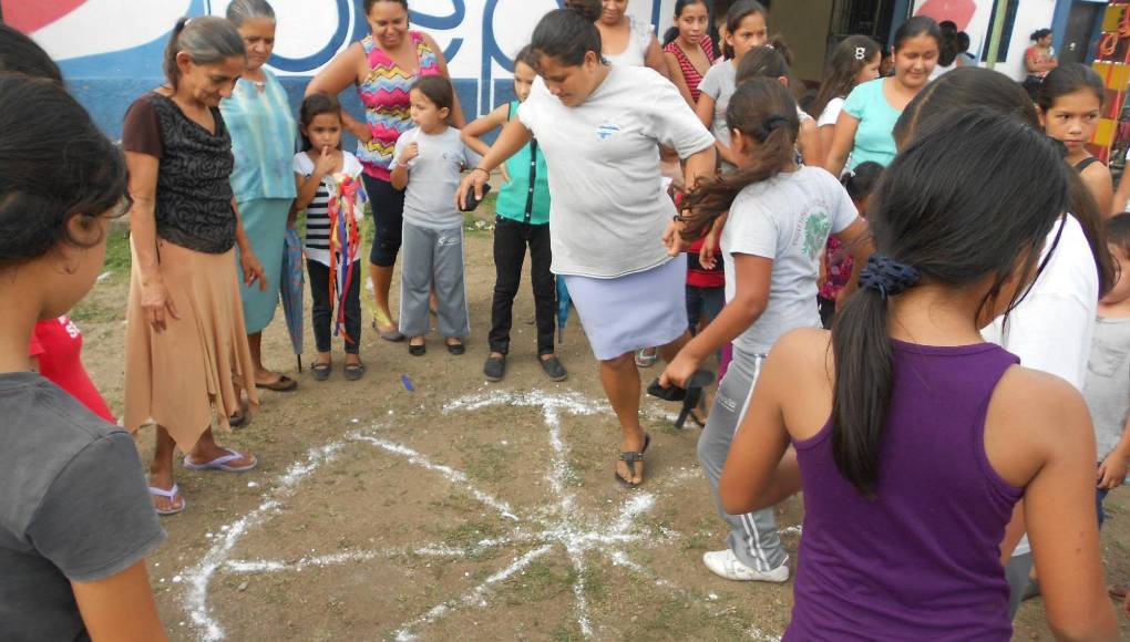 Aunque poco conocida en algunas regiones del país, la rayuela de reloj también forma parte de la niñez de muchos hondureños. 
