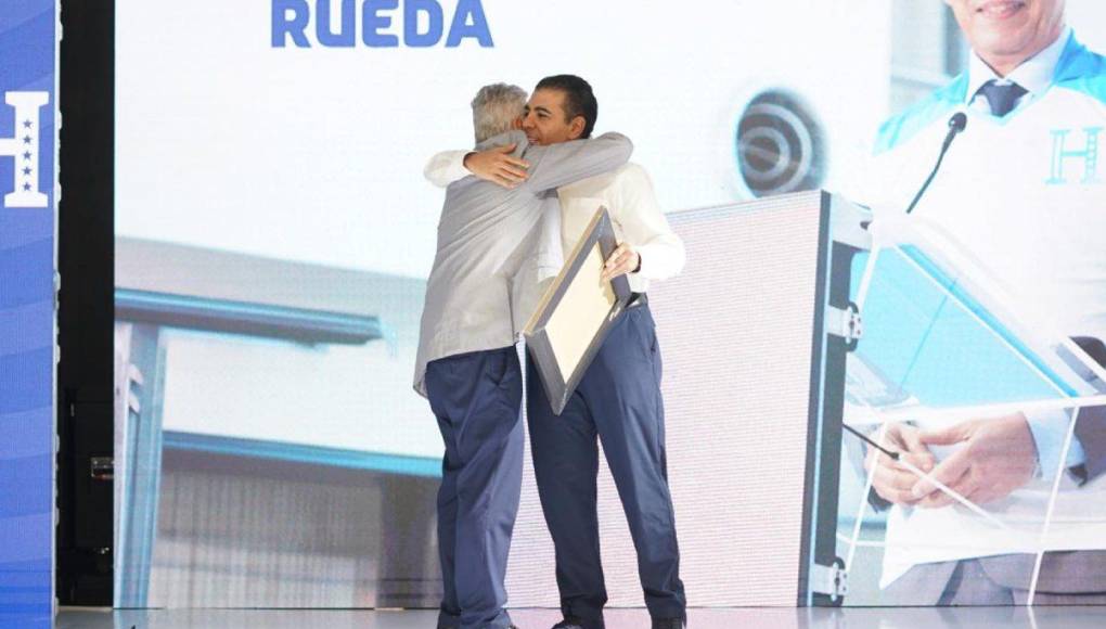 Mario Faraj, presidente ejecutivo de Diunsa, le entregó un reconocimiento al seleccionador Reinaldo Rueda.