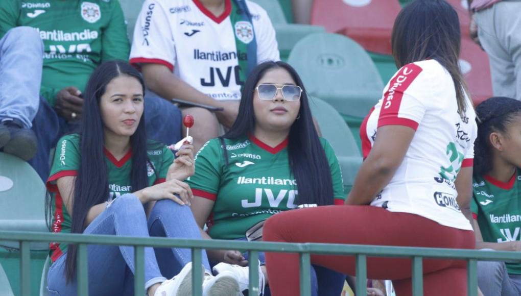 Aficionadas en el sector de silla del estadio Yankel Rosenthal.