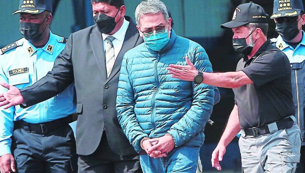 “Reitero a mi nación, así como al mundo entero: soy inocente, soy víctima de una venganza y una conspiración por parte de los grupos del crimen organizado y enemigos políticos”, indicó Hernández en una carta pública que hoy difundió su esposa, Ana García, en Tegucigalpa.