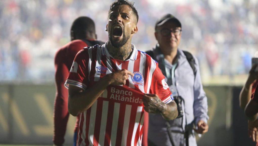 Gabriel Araújo celebró con mucha euforia con la afición del Olimpia el pase a la final. 
