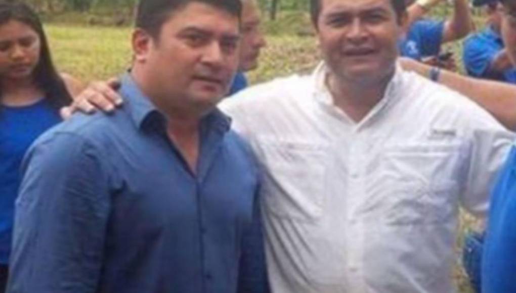 El exalcalde hondureño de El Paraíso, Copán, en el occidente del país, Alexander Ardón contó ante la justicia estadounidense durante el juicio de Tony Hernández, que presenció una reunión en 2013 donde ‘El Chapo’ Guzmán entregó un millón de dólares en efectivo al exdiputado Tony Hernández. El documento -un in limine, locución latina que significa “en el umbral”- es un resumen de la evidencia aportada para el juicio de Juan Antonio “Tony” Hernández, hermano del presidente hondureño, en el Distrito Sur de Nueva York. En ese informe, los fiscales afirman que el exalcalde, a quien identifican únicamente como CW-3, se reunió con el acusado en 2008.