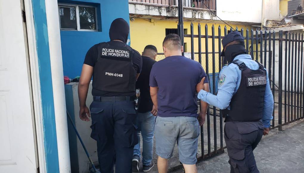 Los vecinos dijeron que supuestamente la motocicleta del guardia colisionó con el carro y eso provocó el enojo de los individuos, que persiguieron y mataron al joven Noel Gutiérrez.