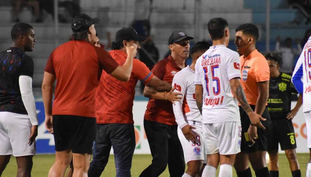 El malestar de Troglio se dio cinco minutos después de la tarjeta roja al futbolista Carlos Pineda. 