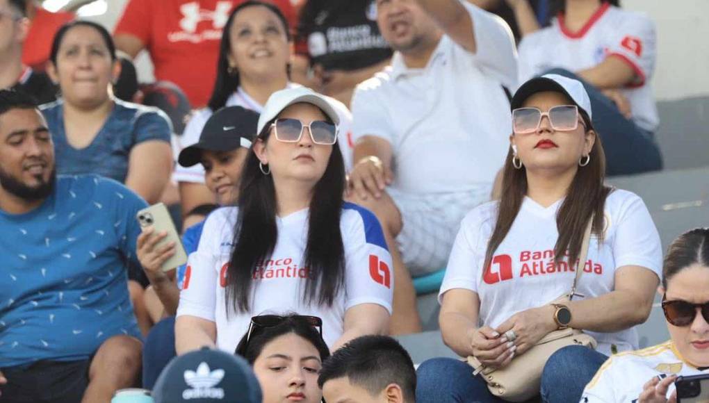 Bellas chicas pudimos captar en el sector de silla del estadio Municipal Ceibeño.