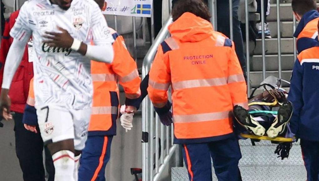 Minutos después del golpe con la reacción de Alberth Elis, el hondureño fue retirado en camilla ante los aplausos del público y la preocupación de sus homólogos.