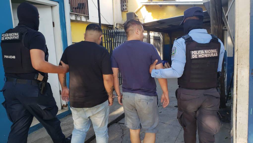 Al llegar al bordo, el vehículo alcanzó la motocicleta y se bajaron varios hombres, quienes empezaron a atacar a pedradas al joven hasta dejarlo sin vida.