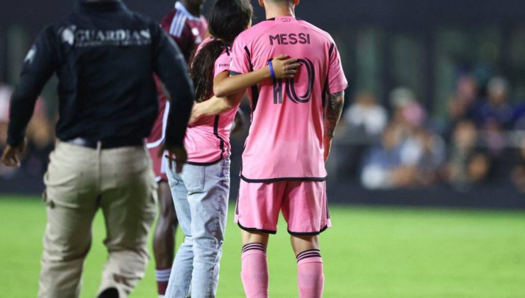 Un momento curioso se dio en la recta final. Una joven burló la seguridad para buscar inmediatamente a Messi.