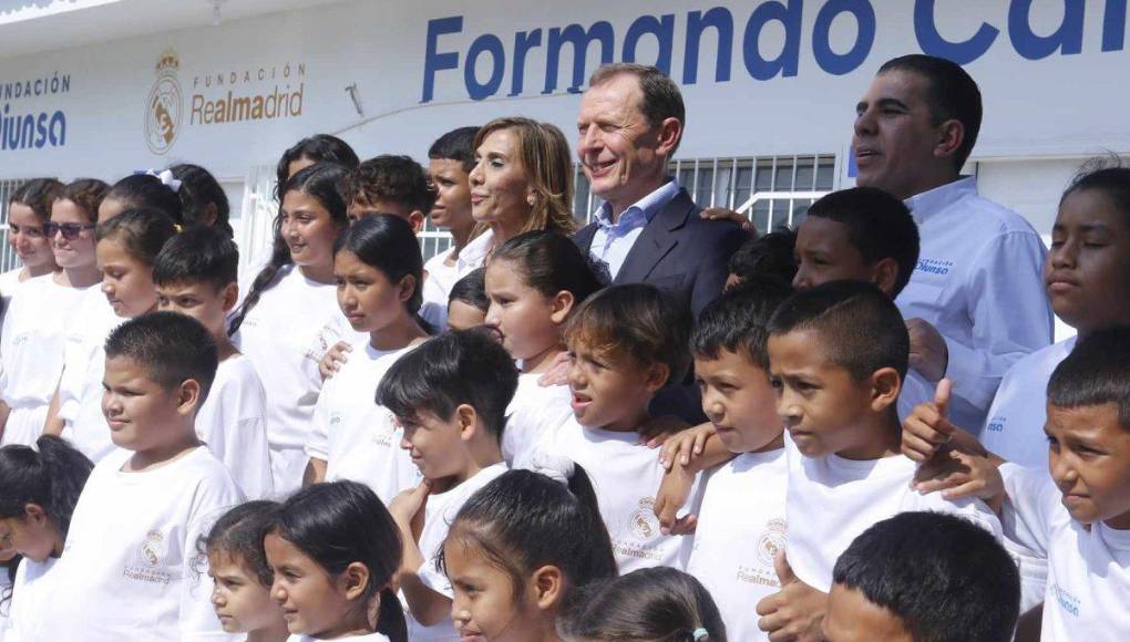 El objetivo de que Emilio Butragueño esté en Honduras se debe a que inaugurará la cuarta escuela sociodeportiva “Formando Campeones”, está tendrá como sede la ciudad de Comayagua y el eventó se realizará el martes a las 9:00 am. 