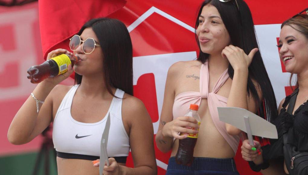 Bellezas de mujeres refrescándose en las afueras del estadio.