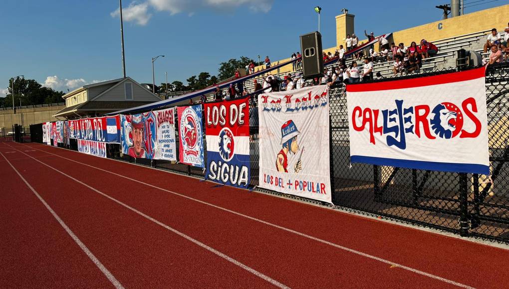 La barra Ultra Fiel como es habitual se hizo presente al estadio de New Jersey donde se disputará este choque centroamericano.