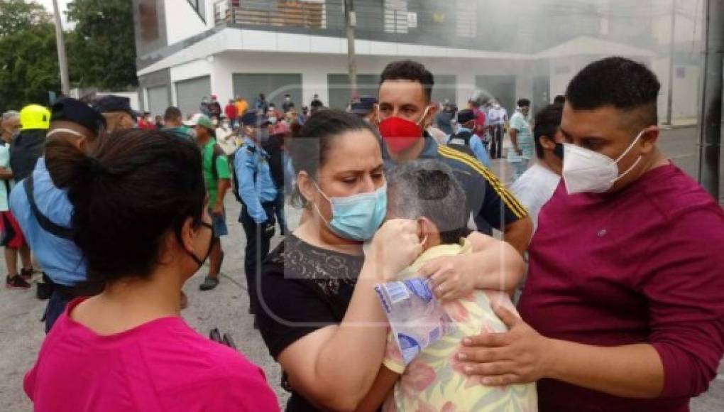Locatarios del mercado Guamilito lloran en las afueras tras incendio