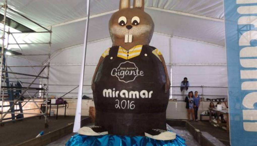 Construyen el conejo de Pascua más alto del mundo