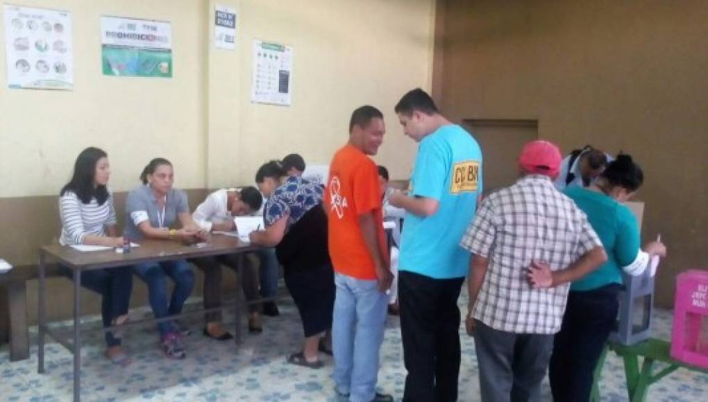 Pobladores de Comayagua asisten a las urnas    