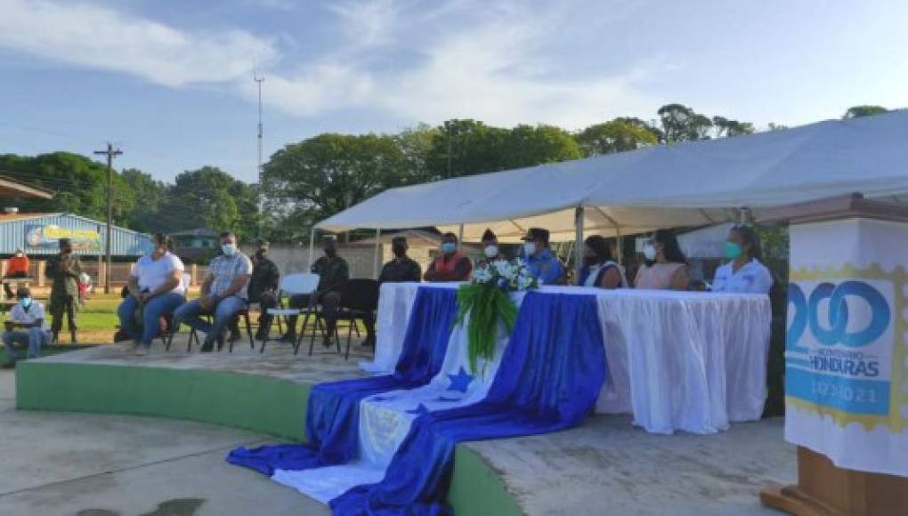 Hondureños critican a Secretaría de Educación por tirar la Bandera Nacional al suelo