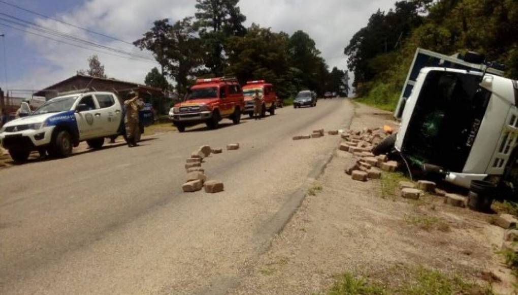 Cinco heridos deja volcamiento en carretera hacia Valle de Ángeles