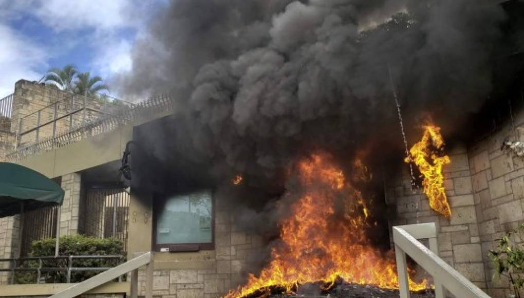 Encapuchados queman llantas en la embajada de EEUU en Tegucigalpa