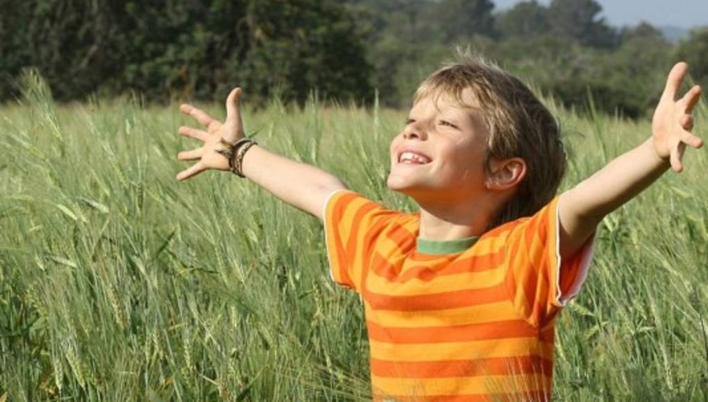 Pasar tiempo al aire libre beneficia la vista de los niños