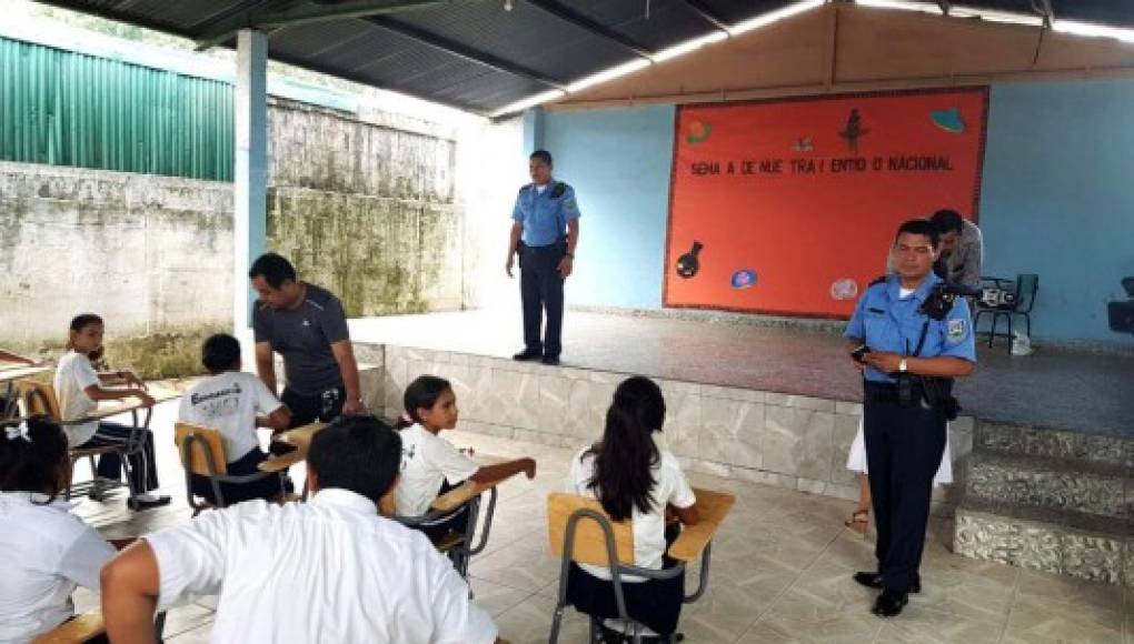 La Policía dona pupitres a escuela de San Pedro Sula