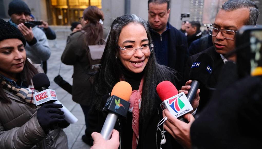 Según el periodista Alex Cáceres, se trata de Gabriela Castellanos, directora del Consejo Nacional Anticorrupción CNA.