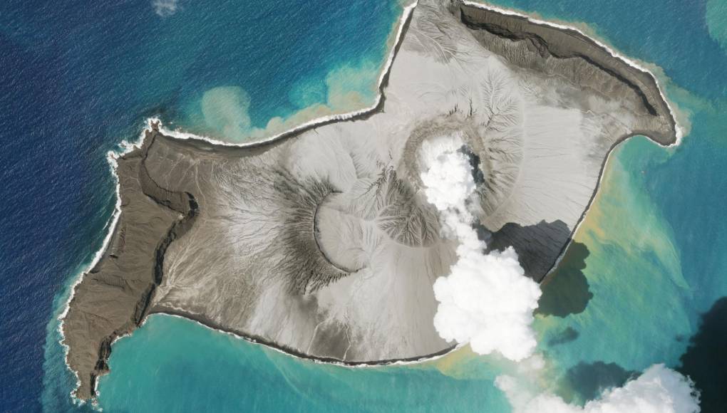 Nueva Zelanda y Australia envían aviones para evaluar los daños causados por la erupción y el tsunami en Tonga
