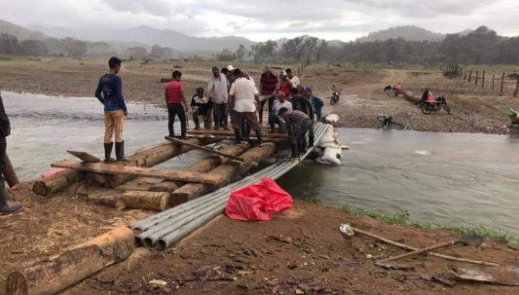 Pobladores restauran puente ante abandono de autoridades en El Paraíso