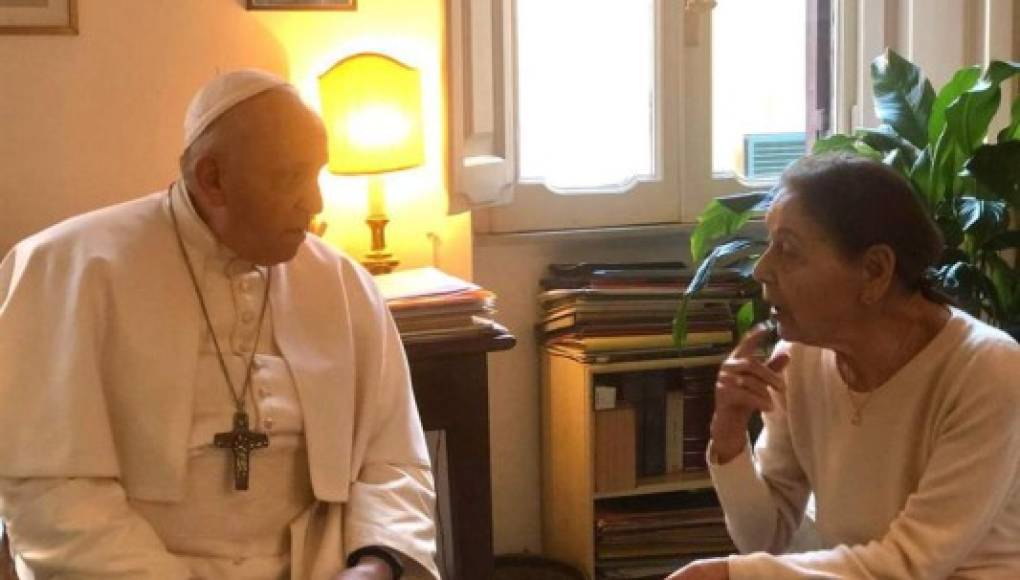 Papa Francisco sorprende con visita a superviviente del Holocausto