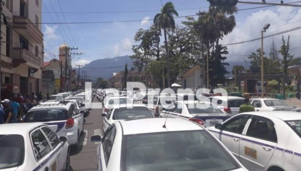 Taxistas de La Ceiba y Tegucigalpa protestan para que rebajen precio del combustible