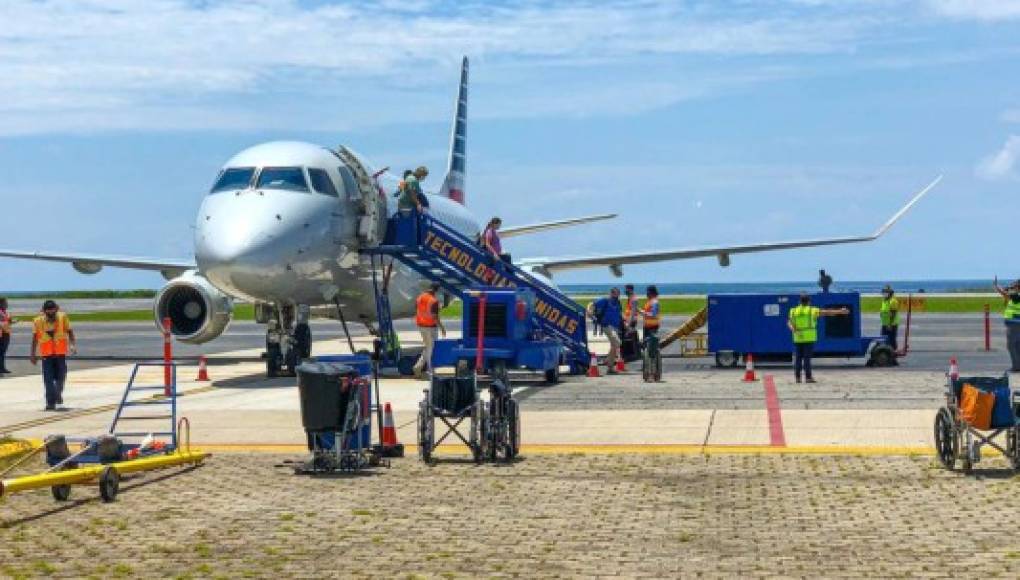 Llega el primer vuelo de turistas a Roatán, Islas de la Bahía