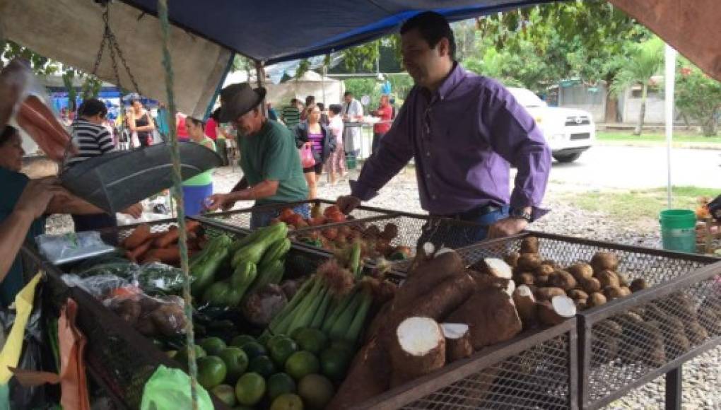 Secretario de Desarrollo Económico realiza recorrido en mercados de San Pedro Sula