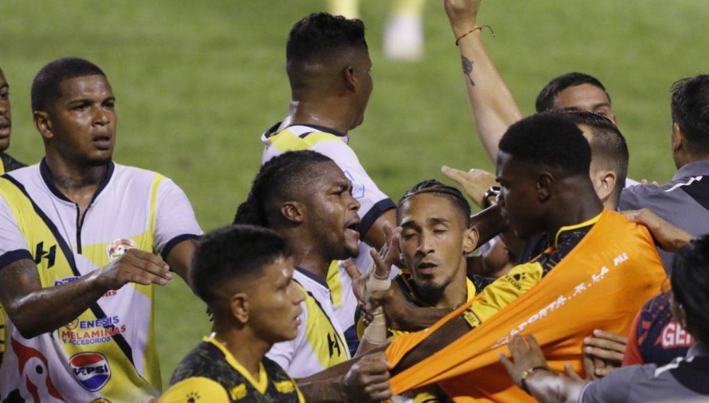 Kennedy Rocha y Darixon Vuelto fueron los expulsados en Real España tras esta bronca cuando el juego ya había terminado.