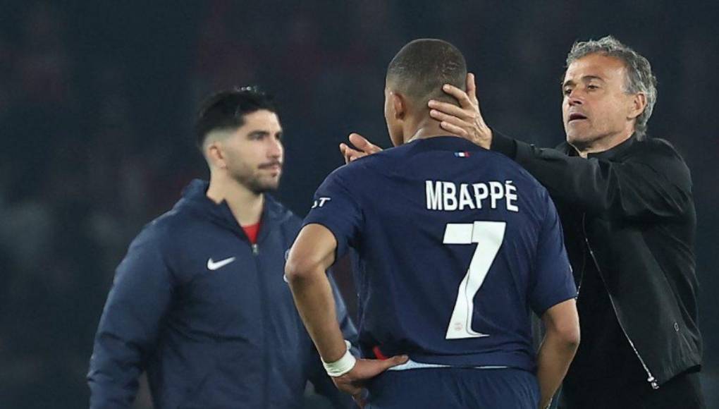 Momento en donde Luis Enrique le daba apoyo a Mbappé. 
