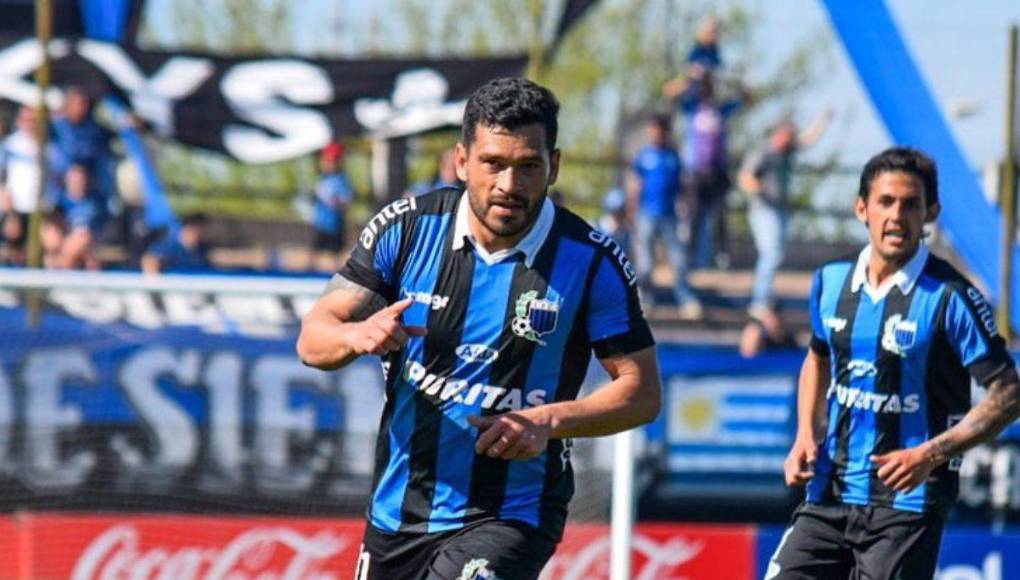 Samudio conquistó dos Ligas de Campeones de la Concacaf con las águilas antes de volver a Paraguay en 2019 para luego emigrar en el fútbol charrúa en 2023.