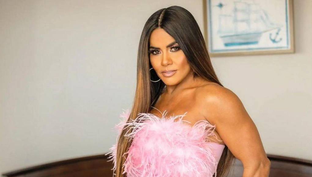 La abogada reveló que la favorita de “El Chapo” para ganar dicha competencia es la puertorriqueña Maripily Rivera: “Pues fíjate que sí, me dijo que sí, que él está encantado con Maripily y que la interacción que tenían con Lupillo le gustaba mucho”. 